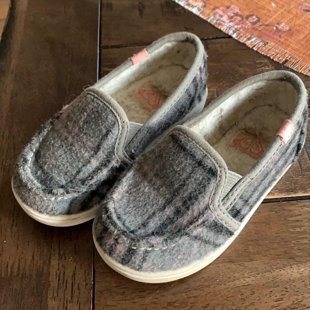 Toddler Roxy size 7 shoes fuzzy inside GUC